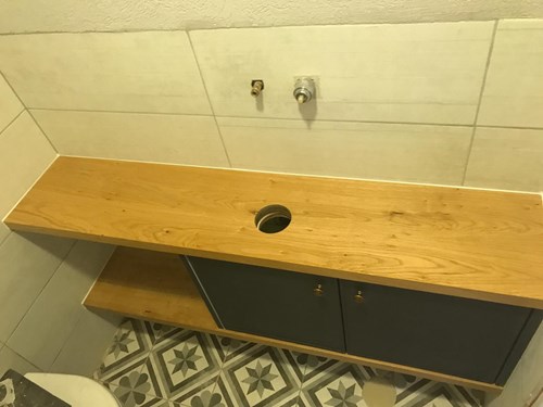 ארון אמבטיה מפורמייקה משולב עם פורניר